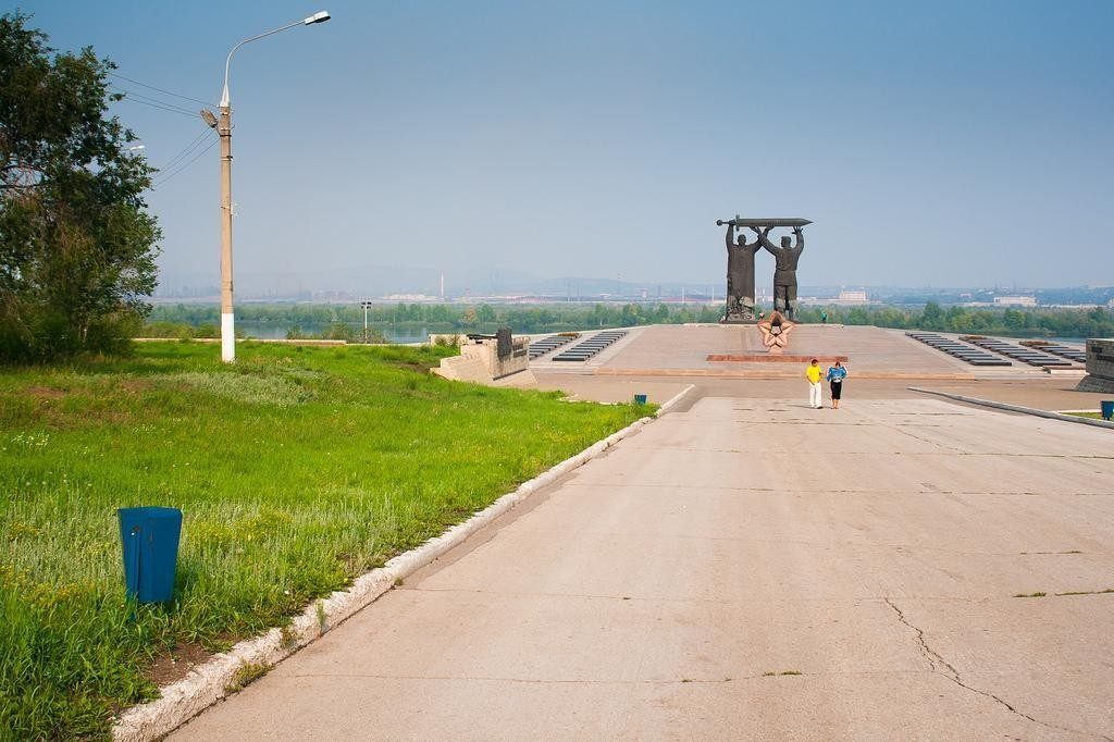 Магнитогорск центральный. Парк Победы Магнитогорск. Тыл фронту Магнитогорск. Магнитогорск памятник парк. Сквер Победы Магнитогорск.