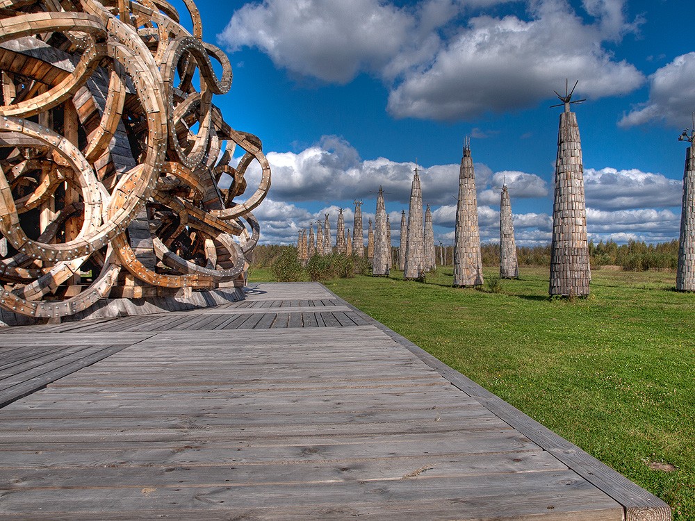 Мистический парк с фантастическими скульптурами в оживленных окрестностях Калуги