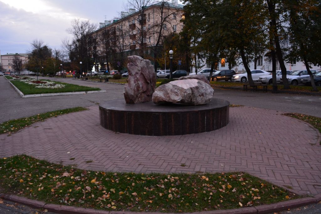 Музыкальный сквер в новосибирске. Сквер славы Пенза. Музыкальный сквер. Музыкальный сквер в Кирове. Улица славы.