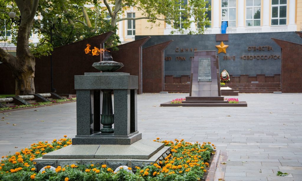 Площадь героев памятники