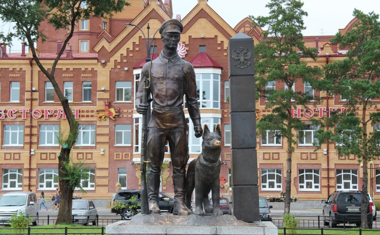 Фото памятник пограничникам благовещенск