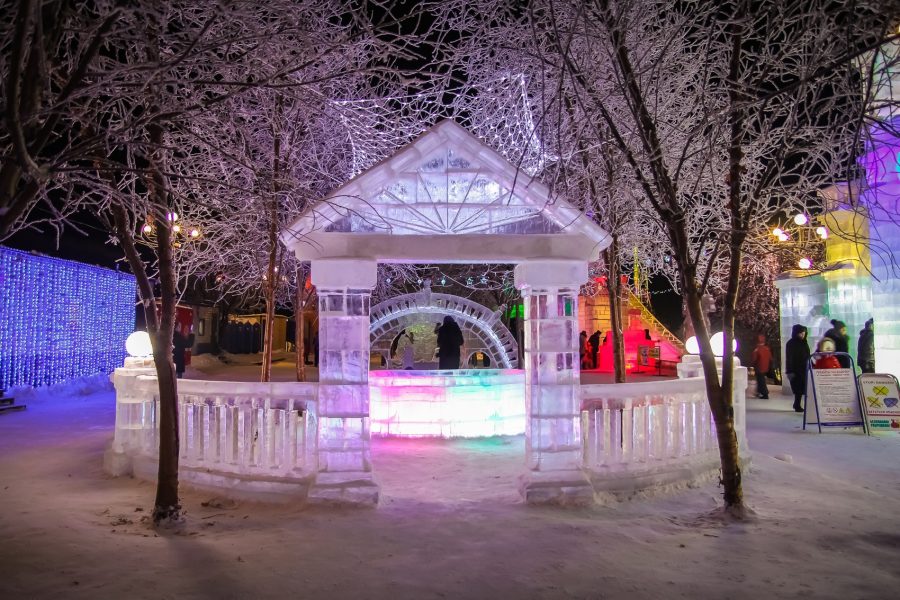 Ледовый городок на Михайловской набережной в Новосибирске